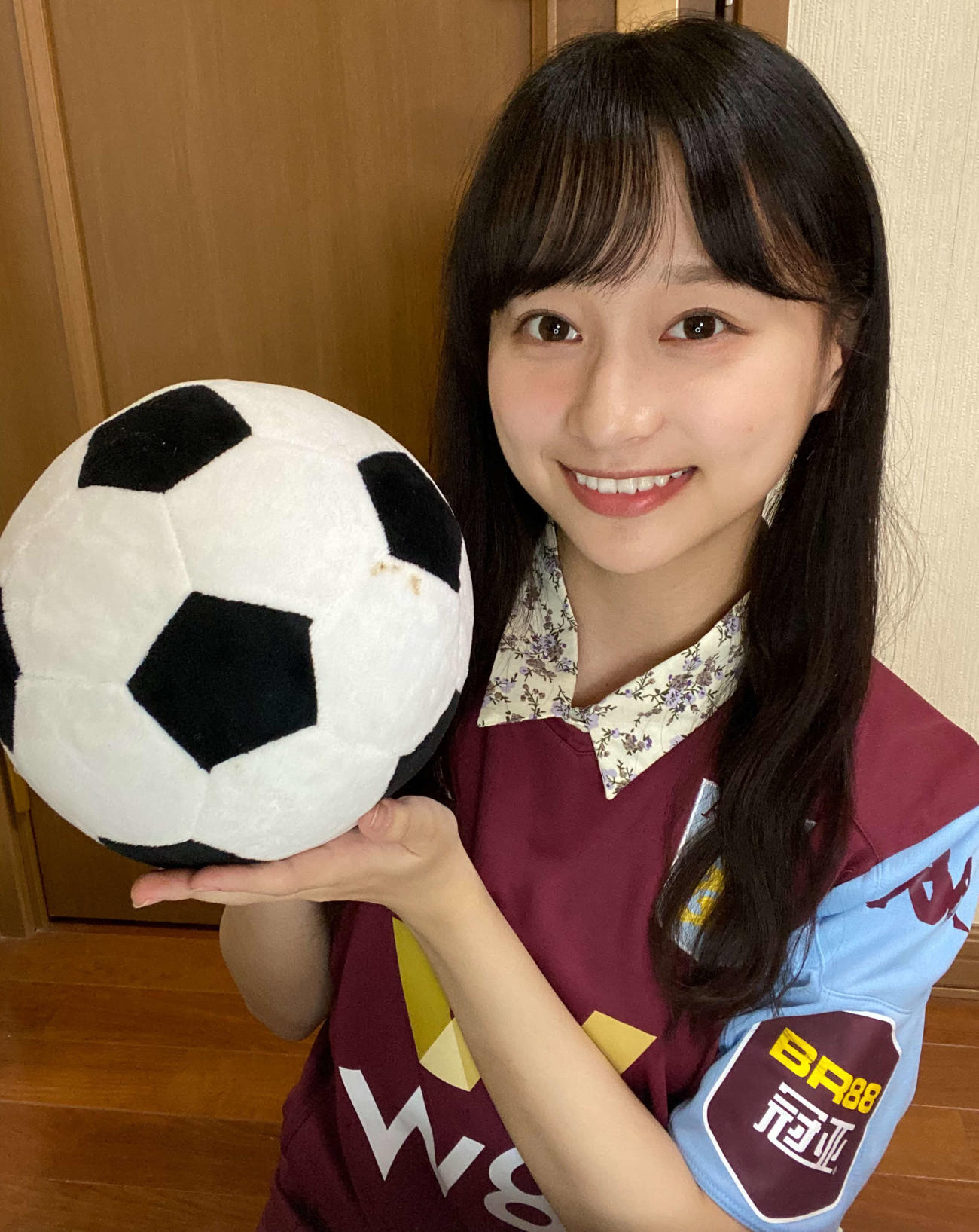 私物のアストンビラのユニホームを着た日向坂46の影山優佳