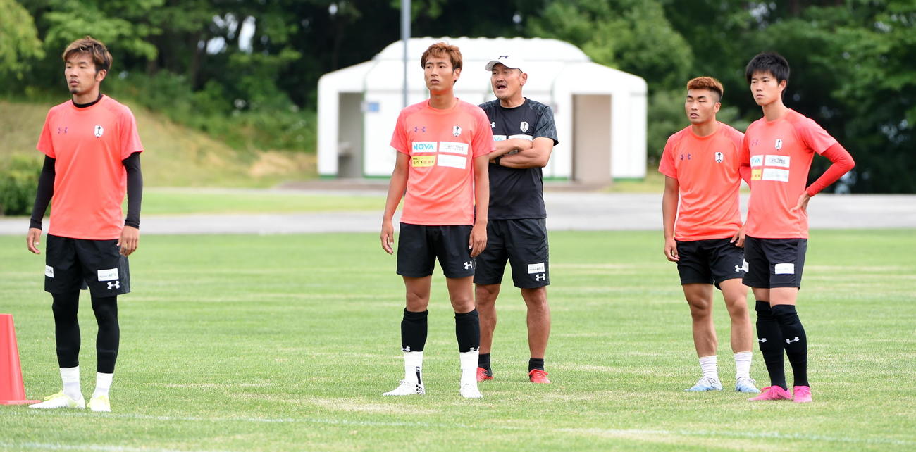 練習を見守る盛岡・秋田監督（中央右）（撮影・山田愛斗）