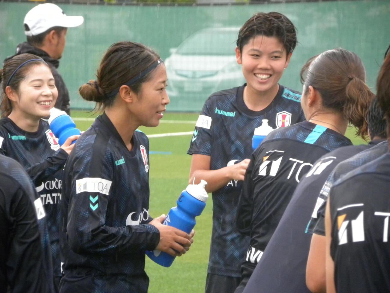 INAC神戸の全体練習で笑顔を見せるDF三宅史織（左手前から3人目）（撮影・松本航）