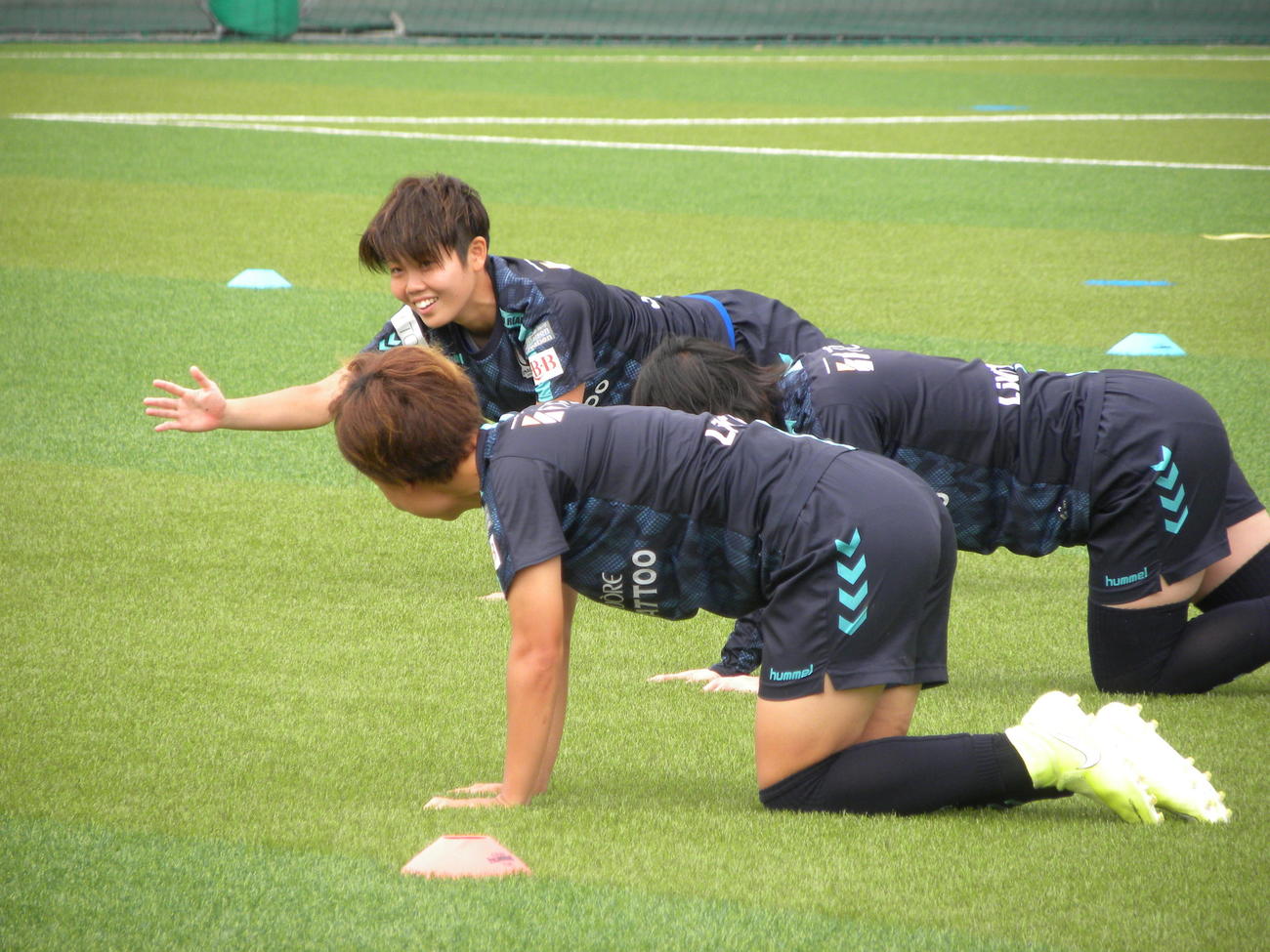 INAC神戸の全体練習で笑顔を見せるDF三宅史織（奥）（撮影・松本航）
