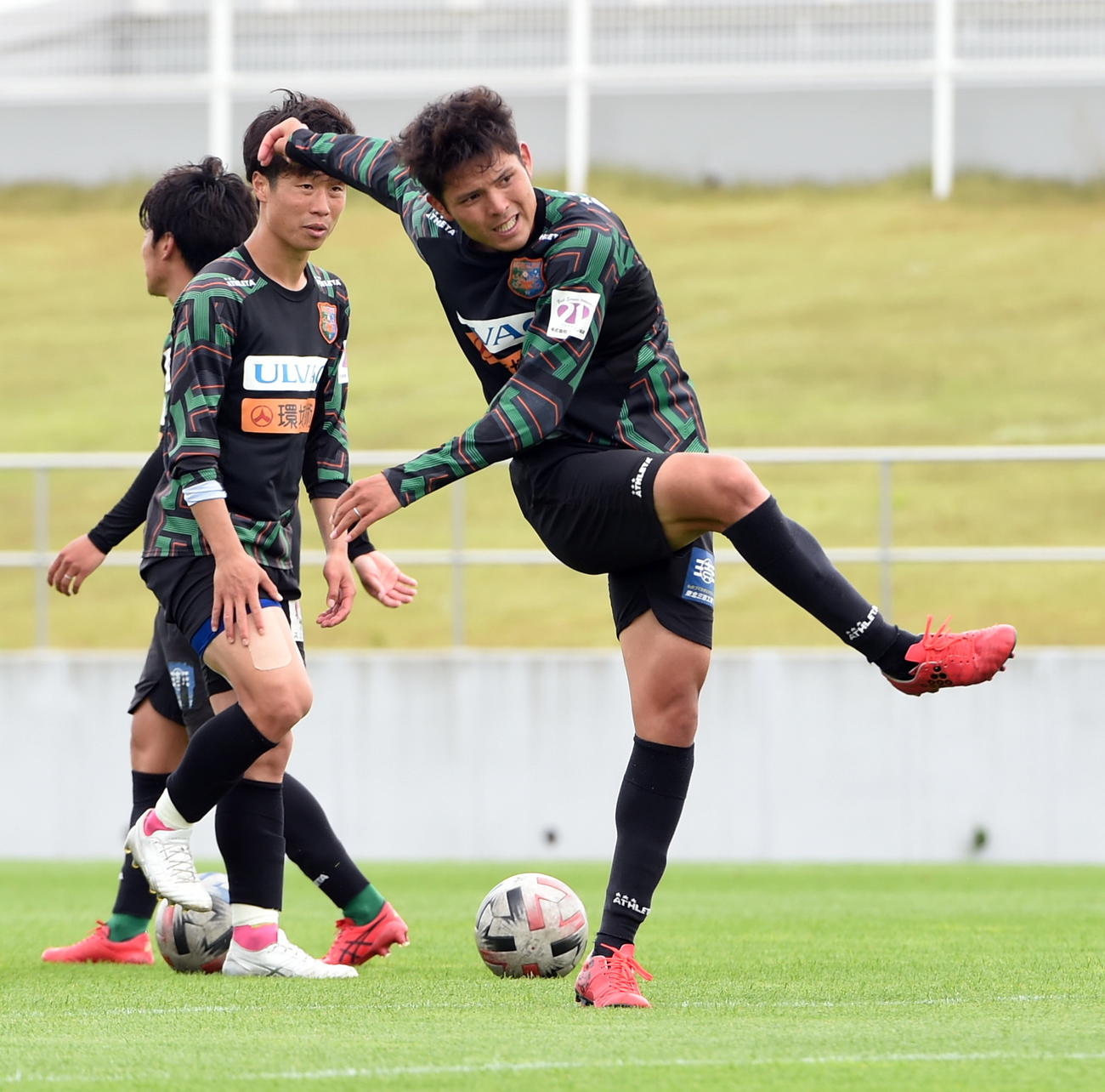 シュート練習を行う八戸FW上形（右）とMF安藤（撮影・山田愛斗）