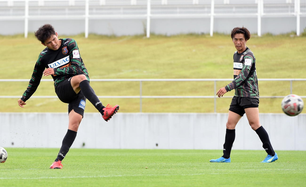 シュート練習を行う八戸FW上形（左）とMF秋吉（撮影・山田愛斗）