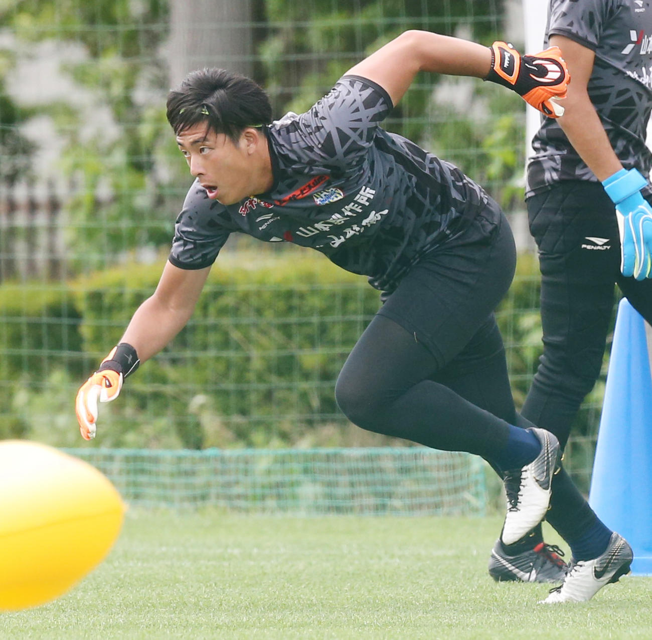 鋭い動きを見せる山形GK櫛引（撮影・野上伸悟）