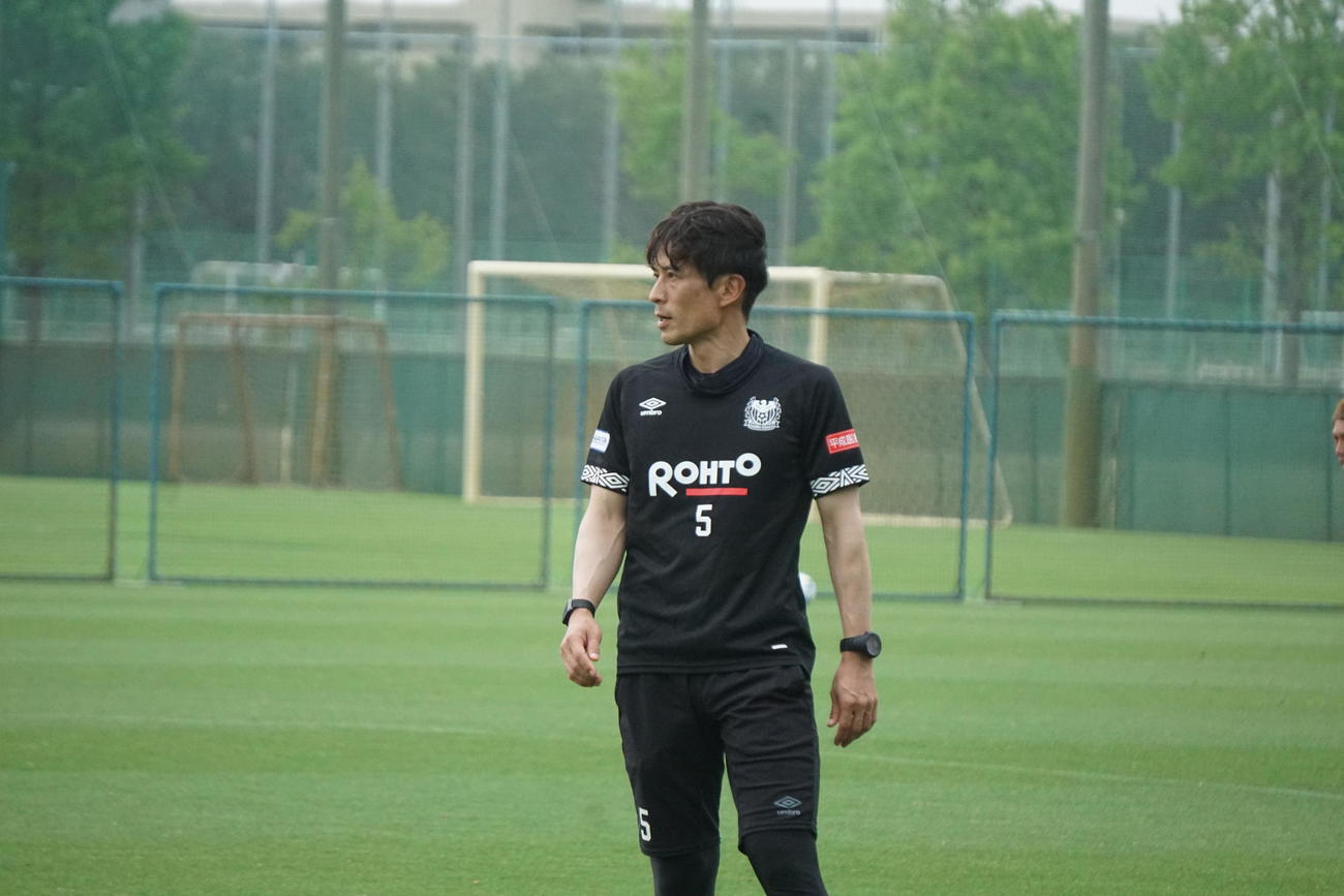 J1再開初戦へ選手を見守るG大阪宮本監督（ⓒGAMBAOSAKA）