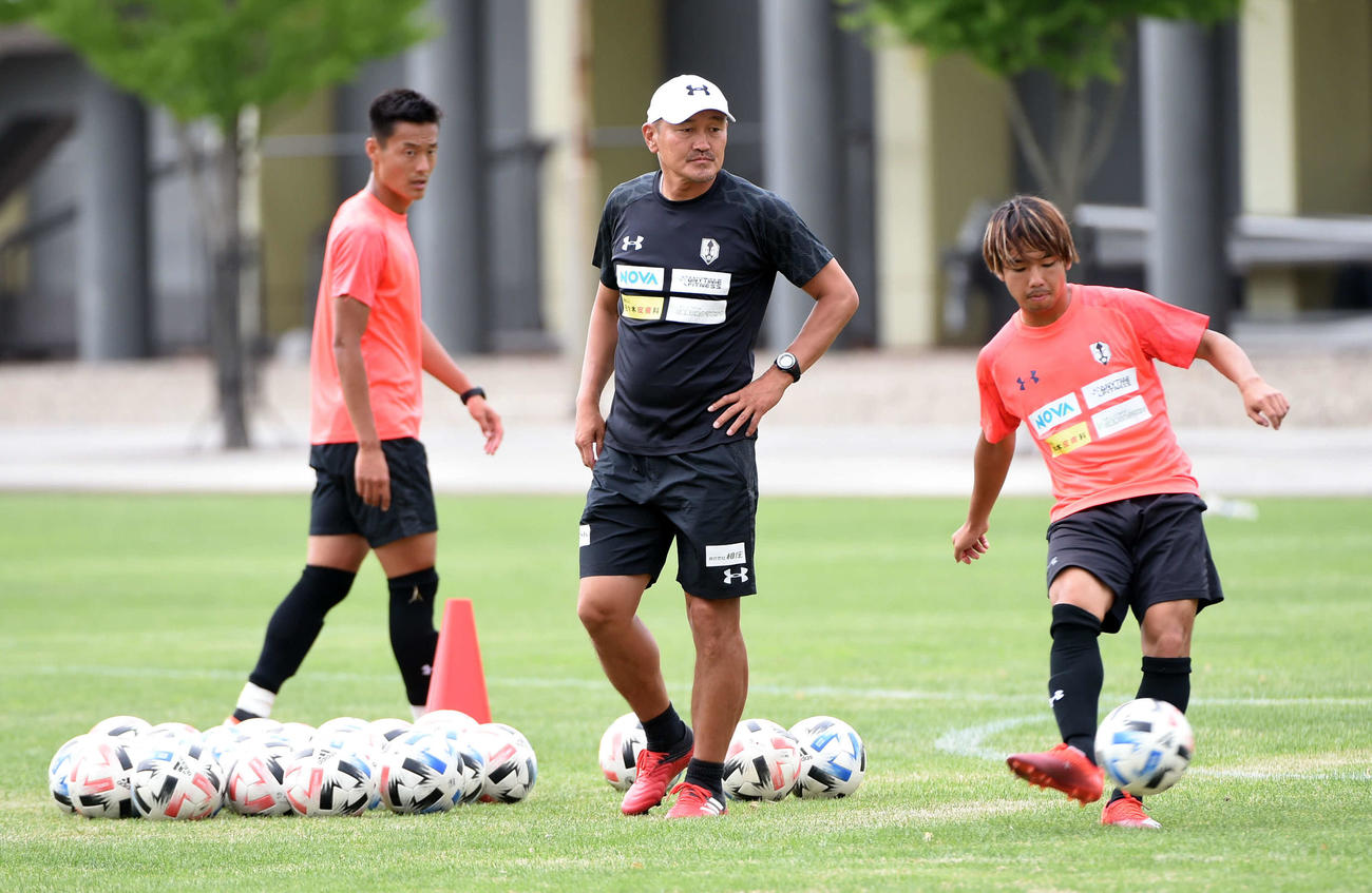 練習を見守る岩手・秋田監督（2020年6月24日撮影）