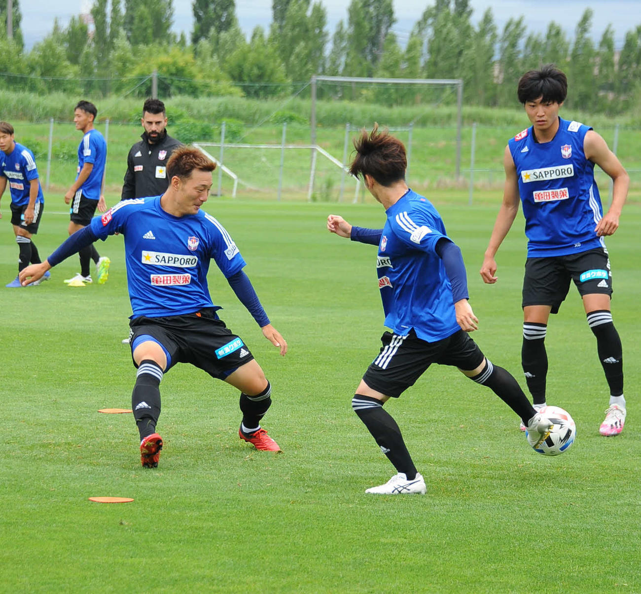 ボールを追う田上（右から3人目）