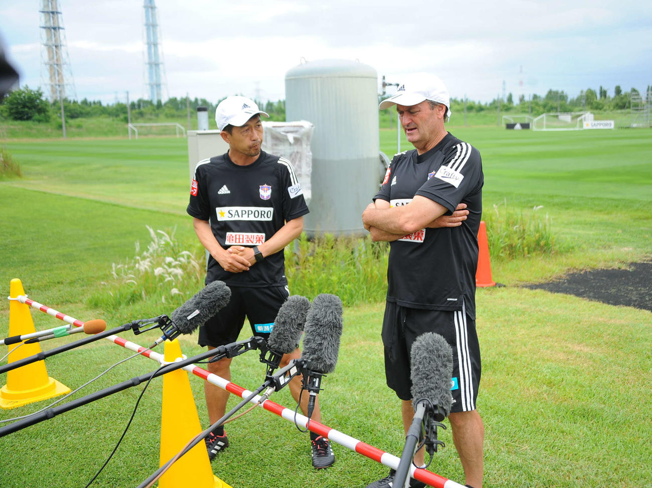 屋外での試合前日会見に臨むアルベルト監督