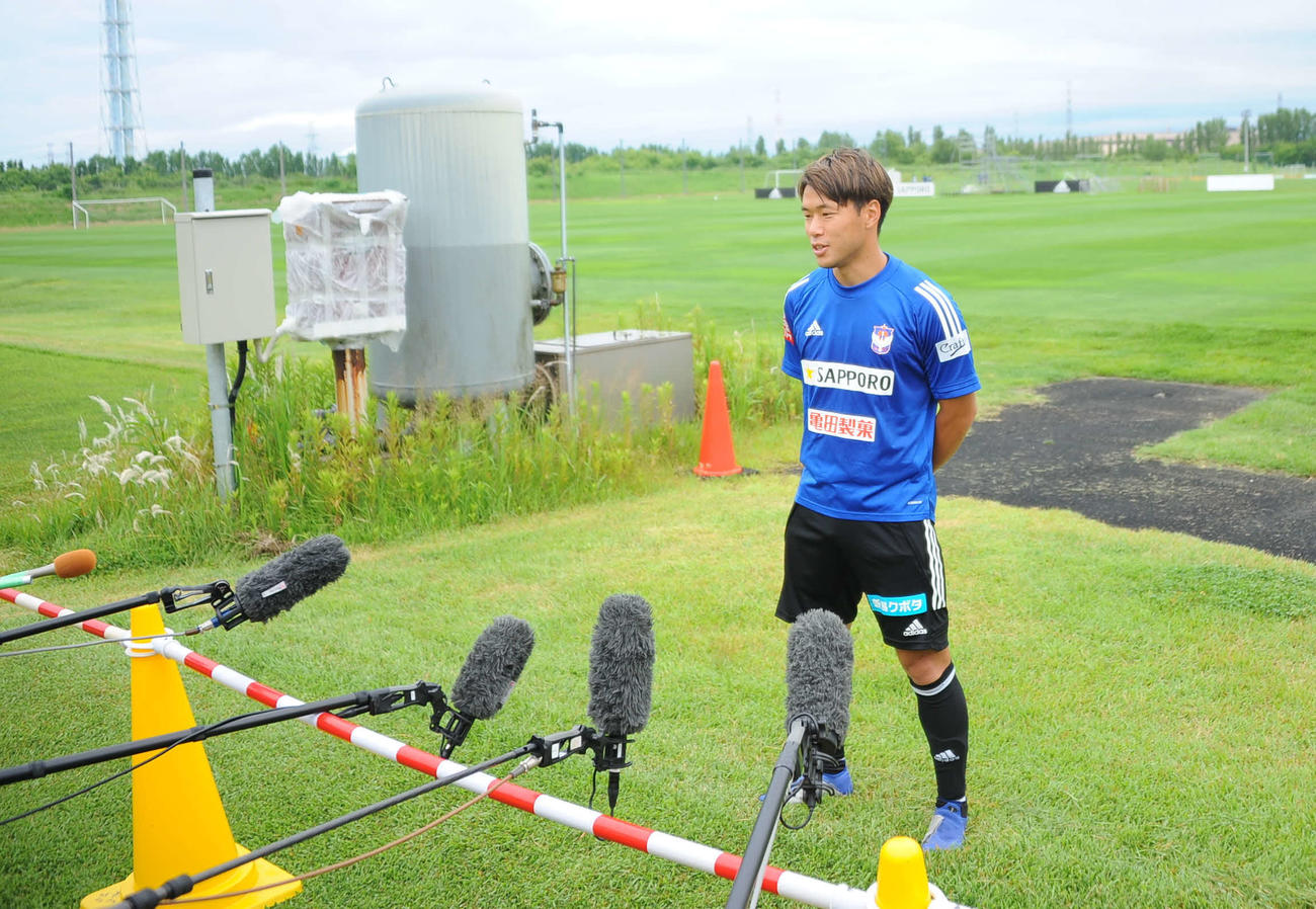 屋外での試合前日会見に臨む堀米
