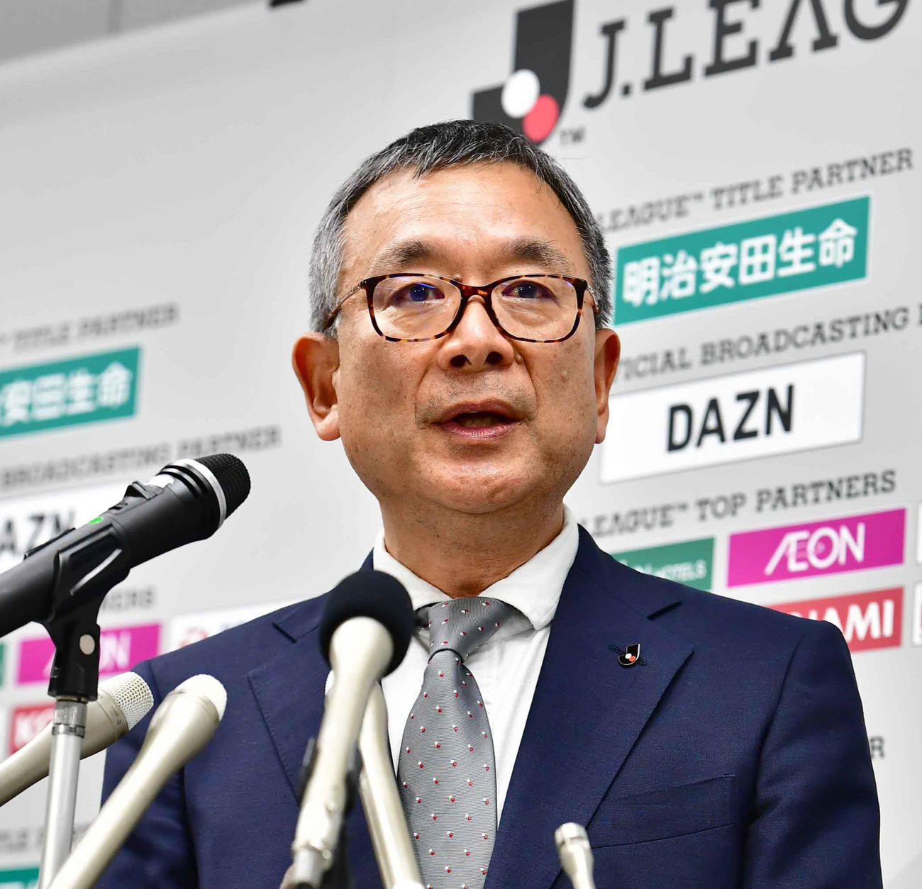 2月25日、新型コロナウイルスの影響により公式戦開催を延期すると発表したJリーグ村井チェアマン