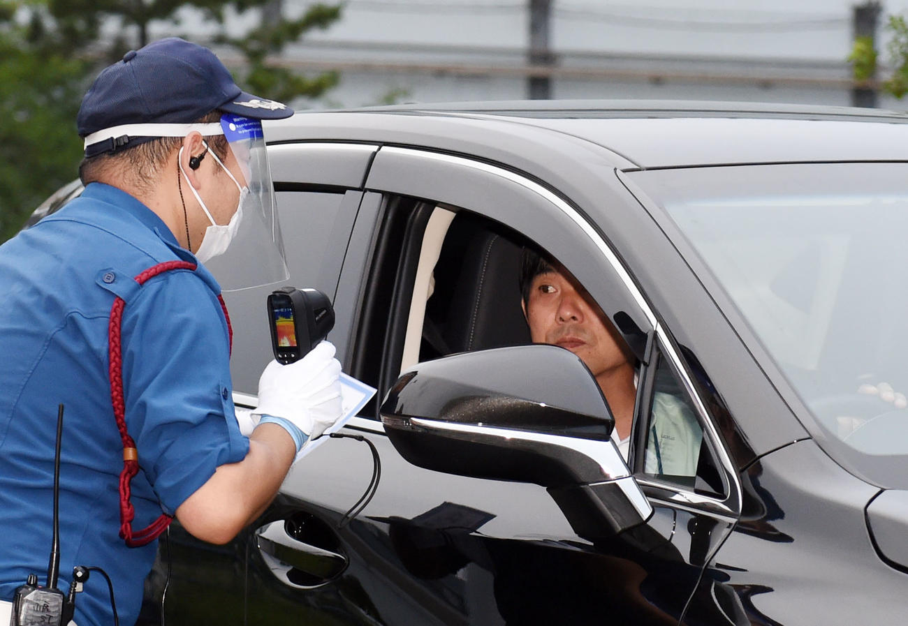 千葉対大宮　入口で検温する森保監督（撮影・横山健太）