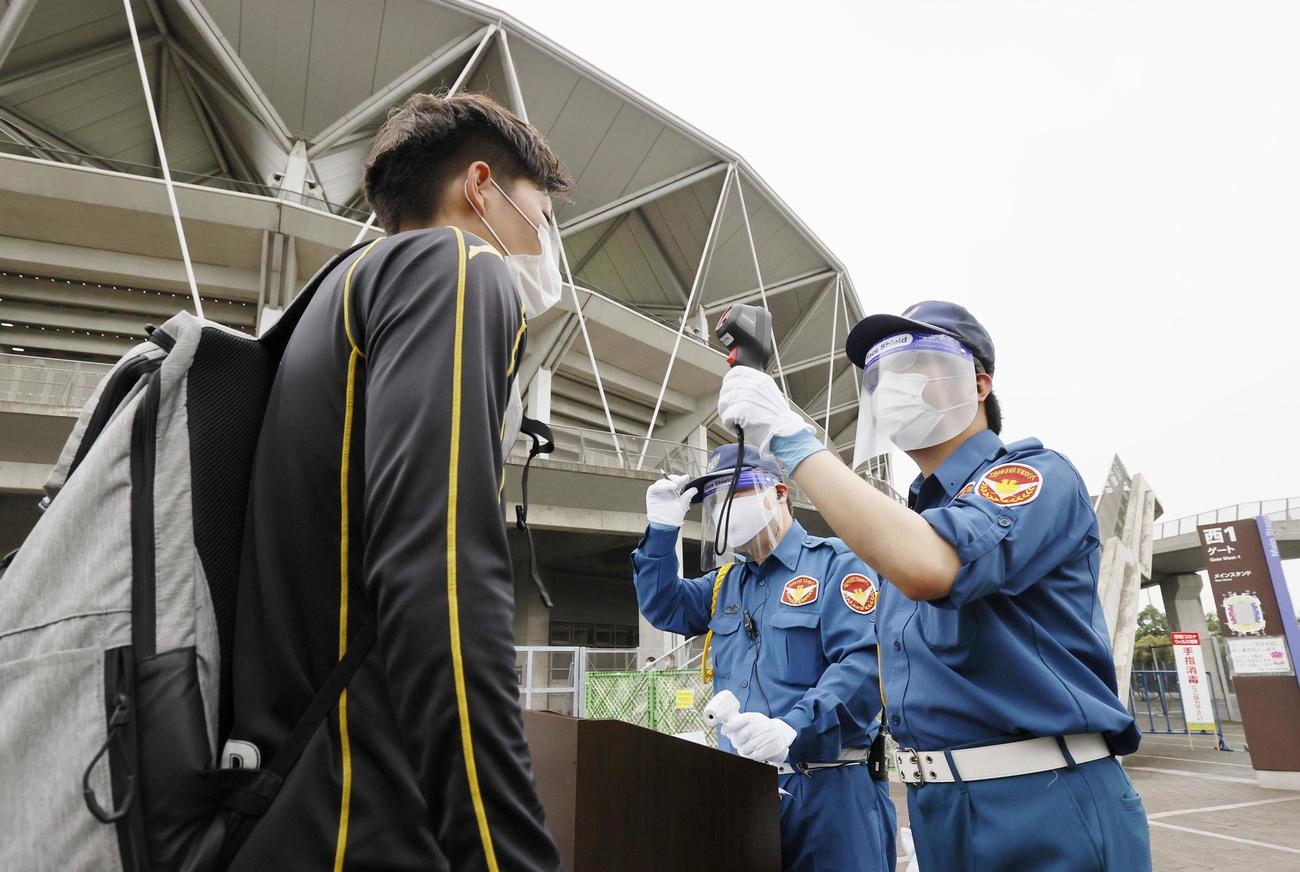 J2千葉－大宮戦を前にスタジアム前で行われた関係者の検温（共同）