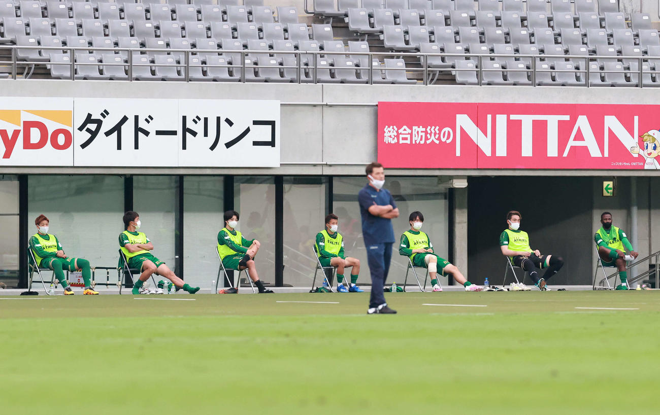 東京V対町田　前半、距離を保ちながら試合を見つめる東京Vの控えの選手たち（撮影・江口和貴）