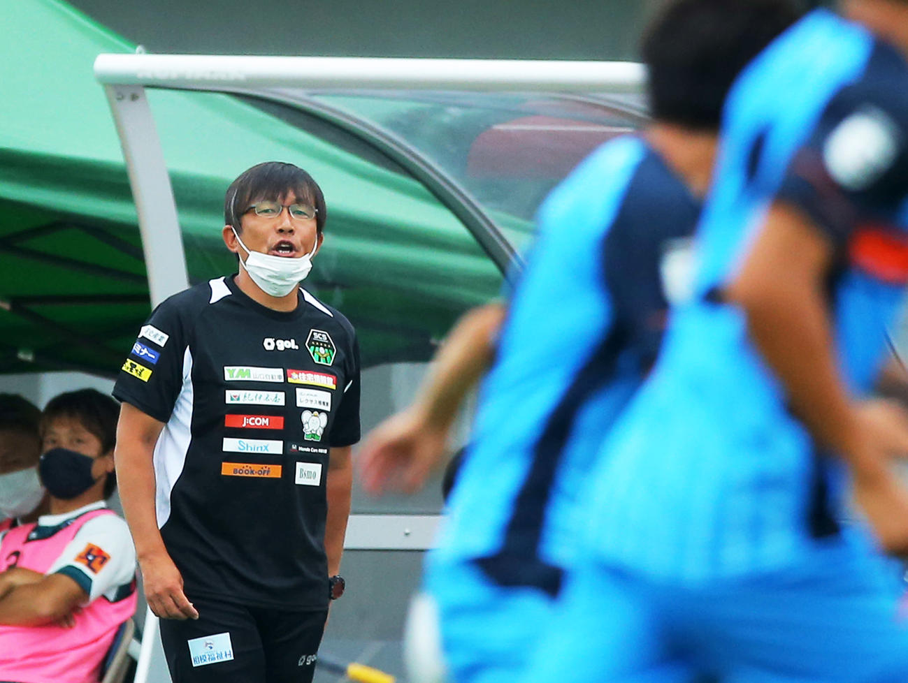 前半、選手にげきを飛ばす相模原三浦監督（撮影・河田真司）