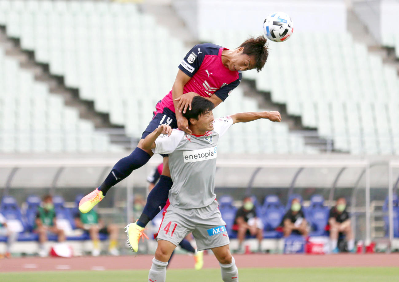 J3　C大阪U－23対鳥取　前半、ゴール前で激しく競り合うC大阪FW沢上（上）と鳥取MF魚里（撮影・上山淳一）