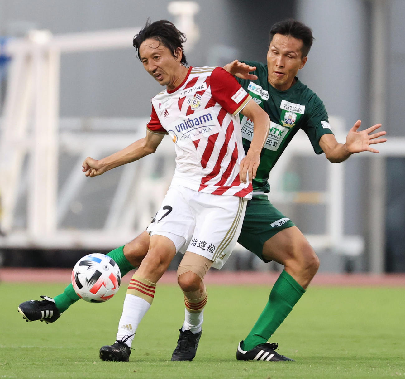 岐阜対今治　前半、競り合う今治MF橋本英郎（左）と岐阜FW前田遼一（撮影・清水貴仁）