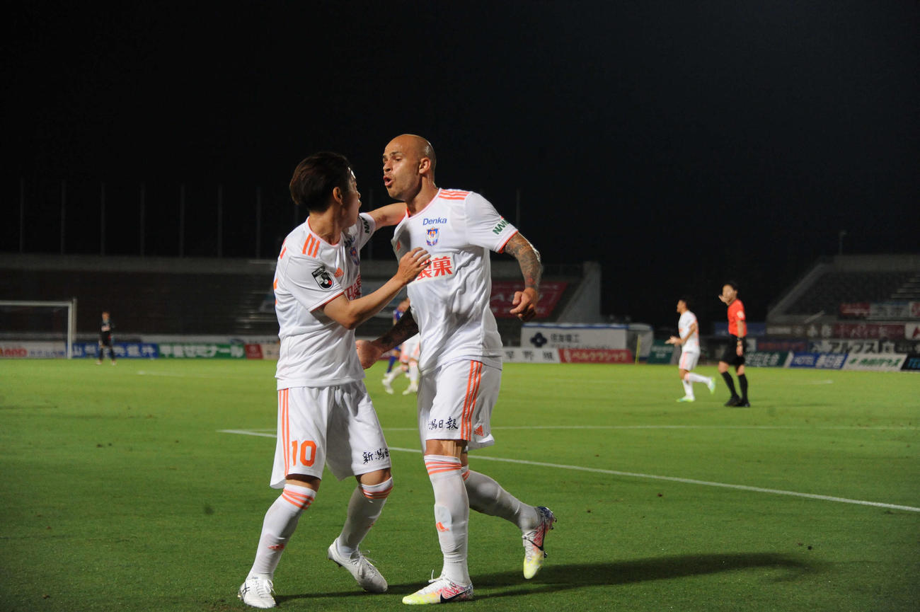 後半36分、MFシルビーニョ（右）がゴールを決めて3－2。MF本間と喜びあう