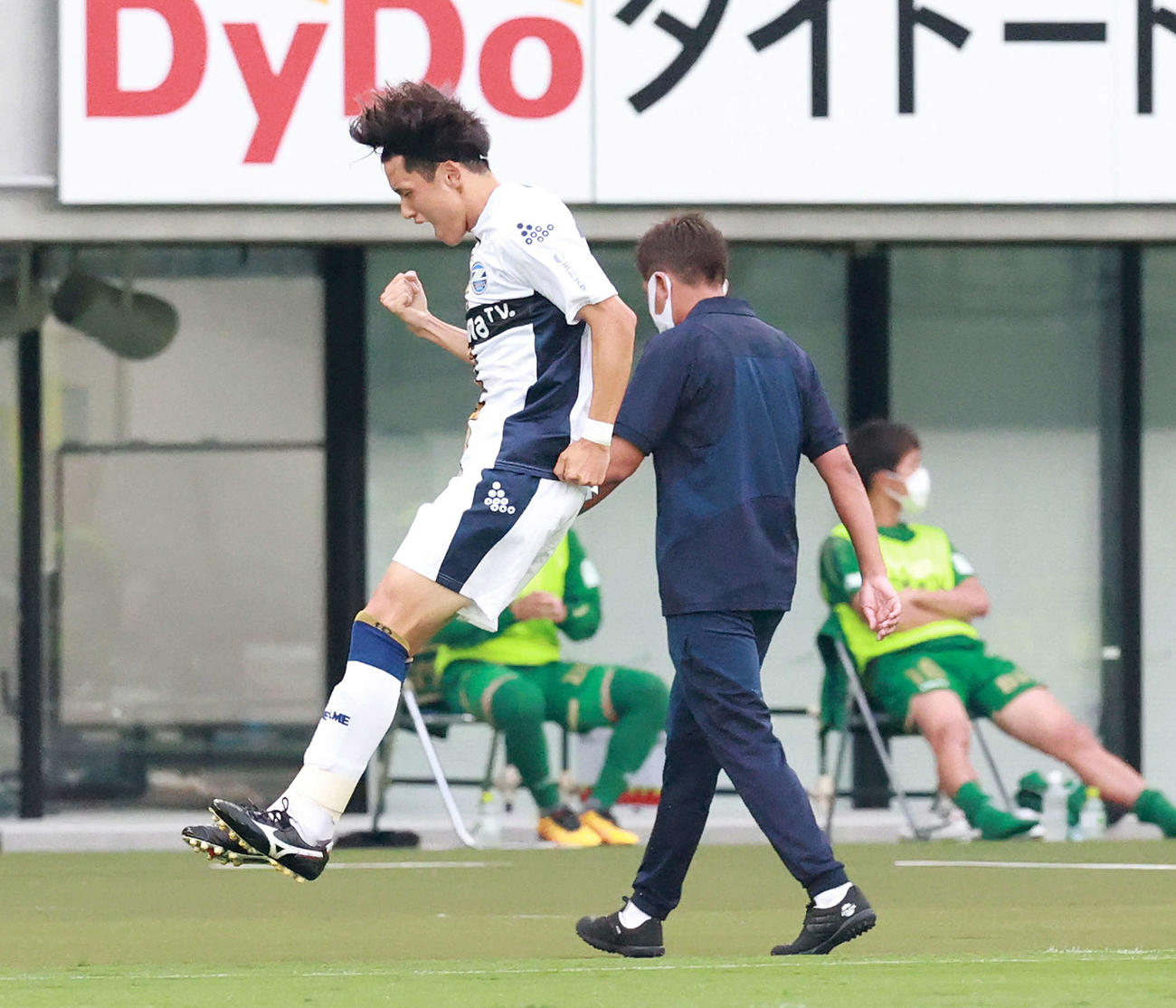 東京V対町田　前半、先制ゴールを決め喜ぶ町田MF平戸（撮影・江口和貴）