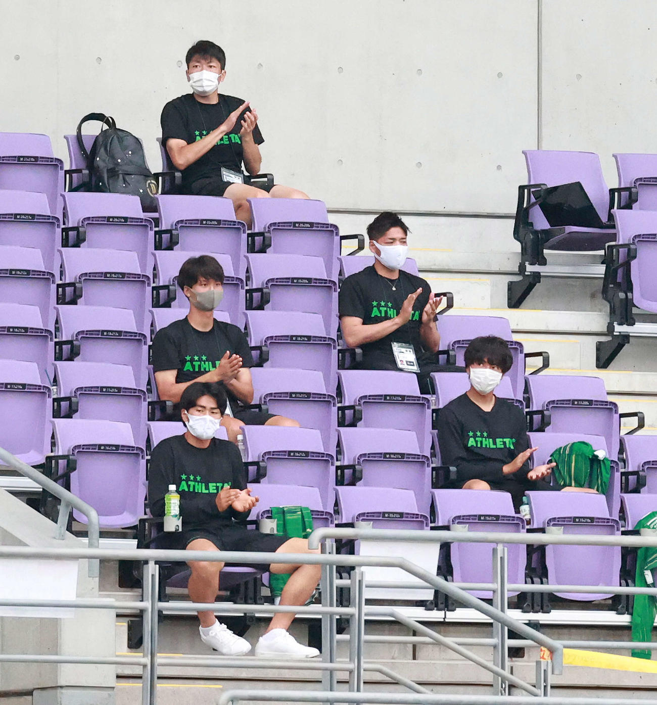 東京V対町田　試合前、医療従事者らに感謝の拍手を行う東京V・FW大久保（右から2人目）ら（撮影・江口和貴）