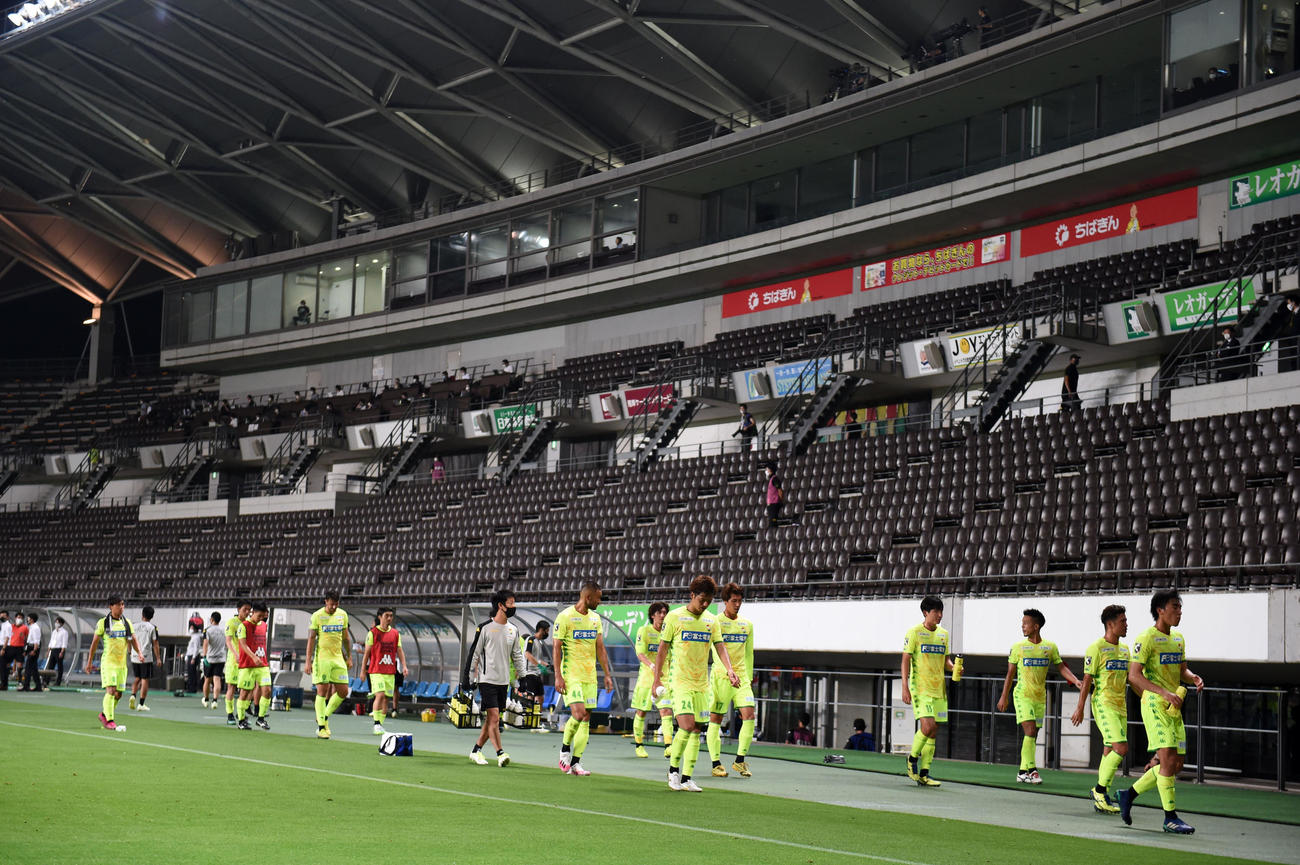 千葉対大宮　試合を終え引き揚げる千葉イレブン（撮影・横山健太）
