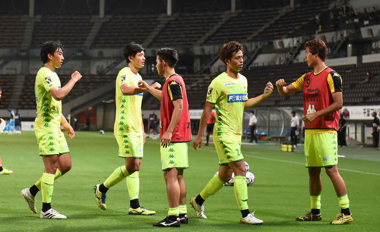 千葉対大宮　試合を終え、肘タッチをして引きあげる千葉イレブン（撮影・横山健太）