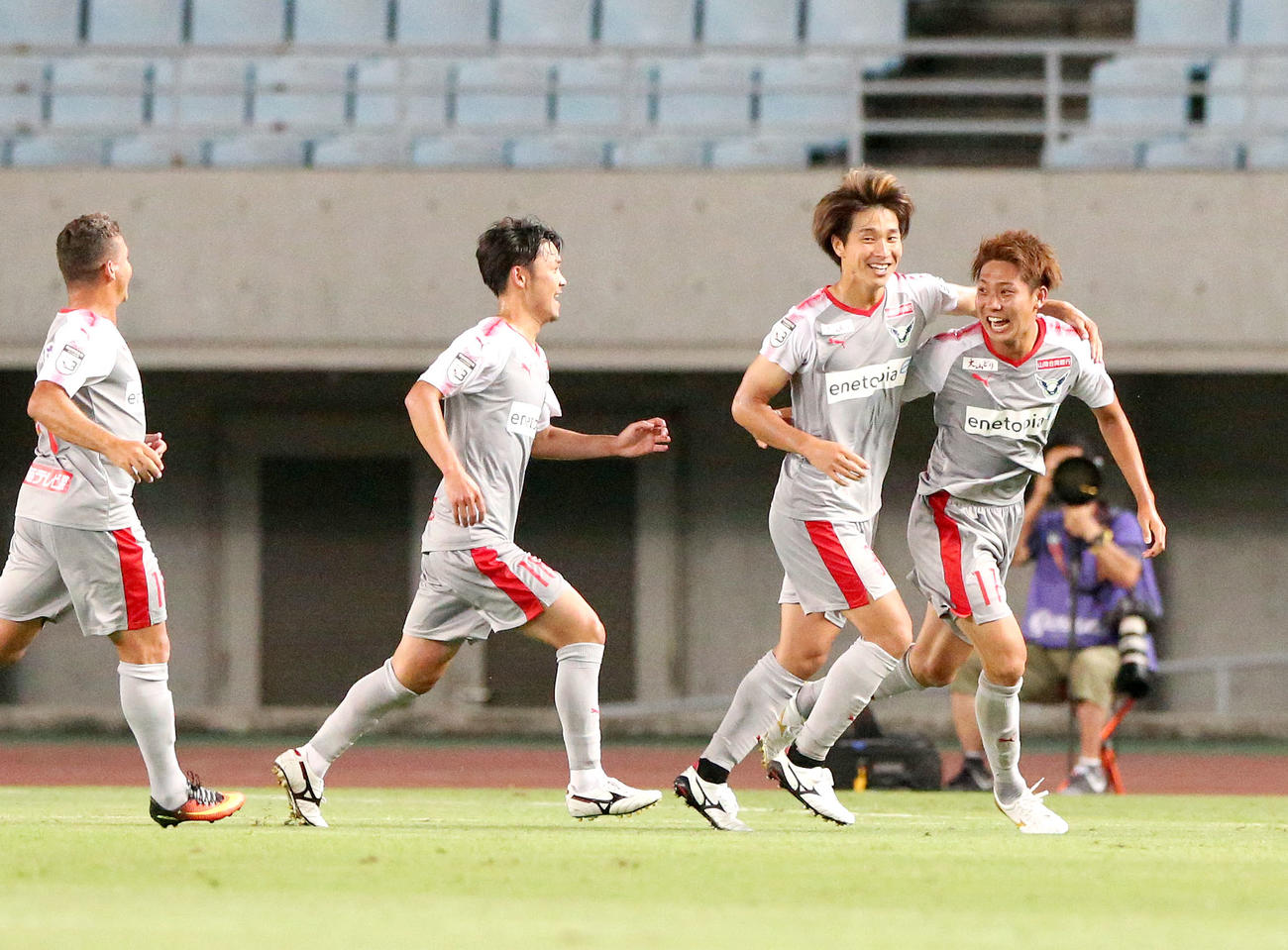 J3・C大阪U－23対鳥取　後半、鳥取FW田口裕也（右）はゴールを決め、仲間から祝福される（撮影・上山淳一）