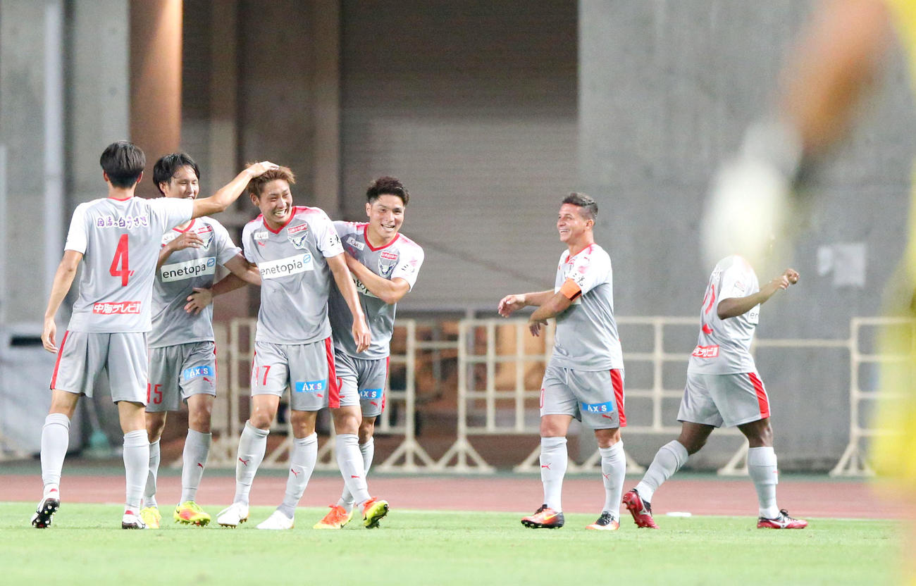 C大阪U－23対鳥取　後半、鳥取FW田口裕也（左から3人目）はゴールを決め、仲間から祝福される（撮影・上山淳一）
