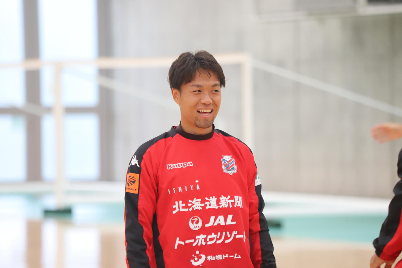 室内練習場で汗を流す札幌MF駒井（クラブ提供）