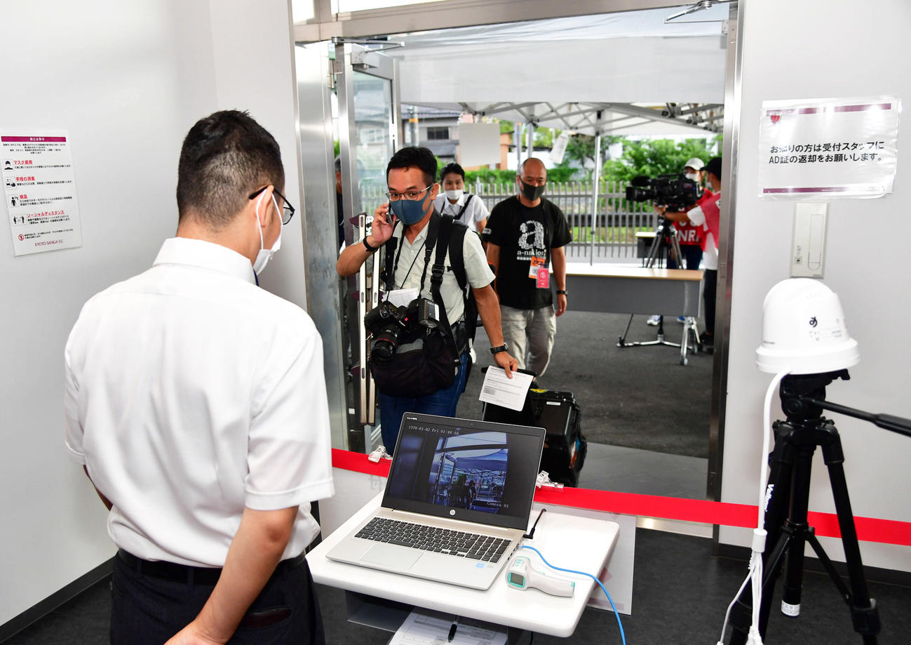 サーモグラフィーによる検温と問診票の提出を行い、スタジアムに入場する報道陣（撮影・岩下翔太）