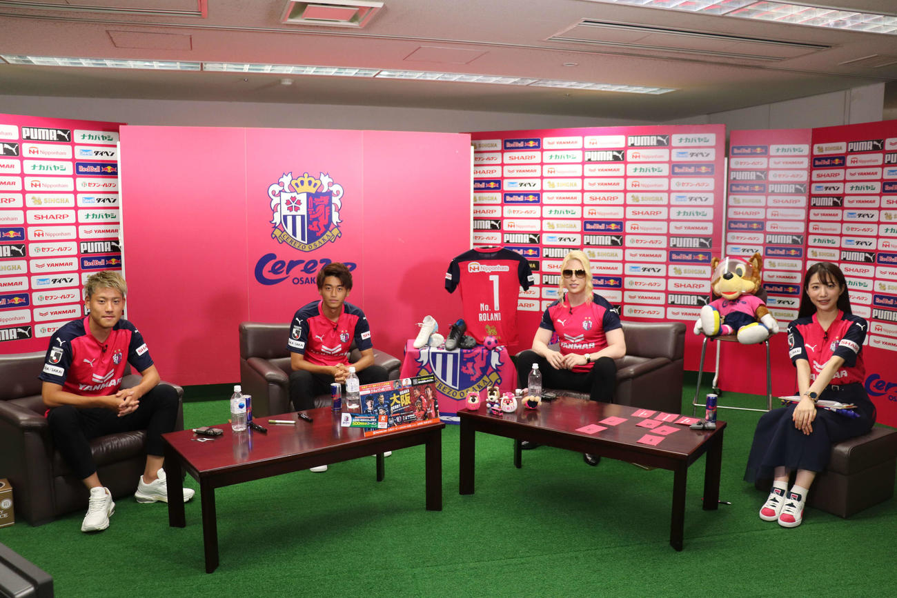 C大阪のトークショーを行ったローランド（右から2人目）と左からDF瀬古、MF西川（C）CEREZO　OSAKA