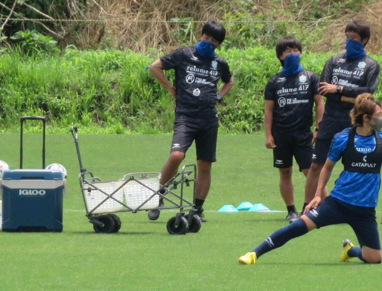 練習を見守る湘南の浮嶋敏監督（中央）