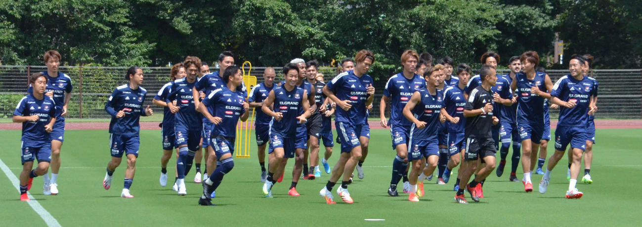 ランニングする横浜の選手たち（撮影・松尾幸之介）