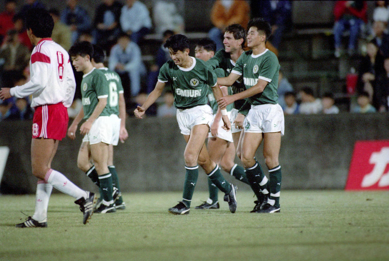 90年10月、三ツ沢球技場で行われた日本リーグ開幕戦の読売クラブ－NKK戦で、後半20分、読売クラブMF武田（左端）のゴールをアシストしたカズ（右端）は喜び合う