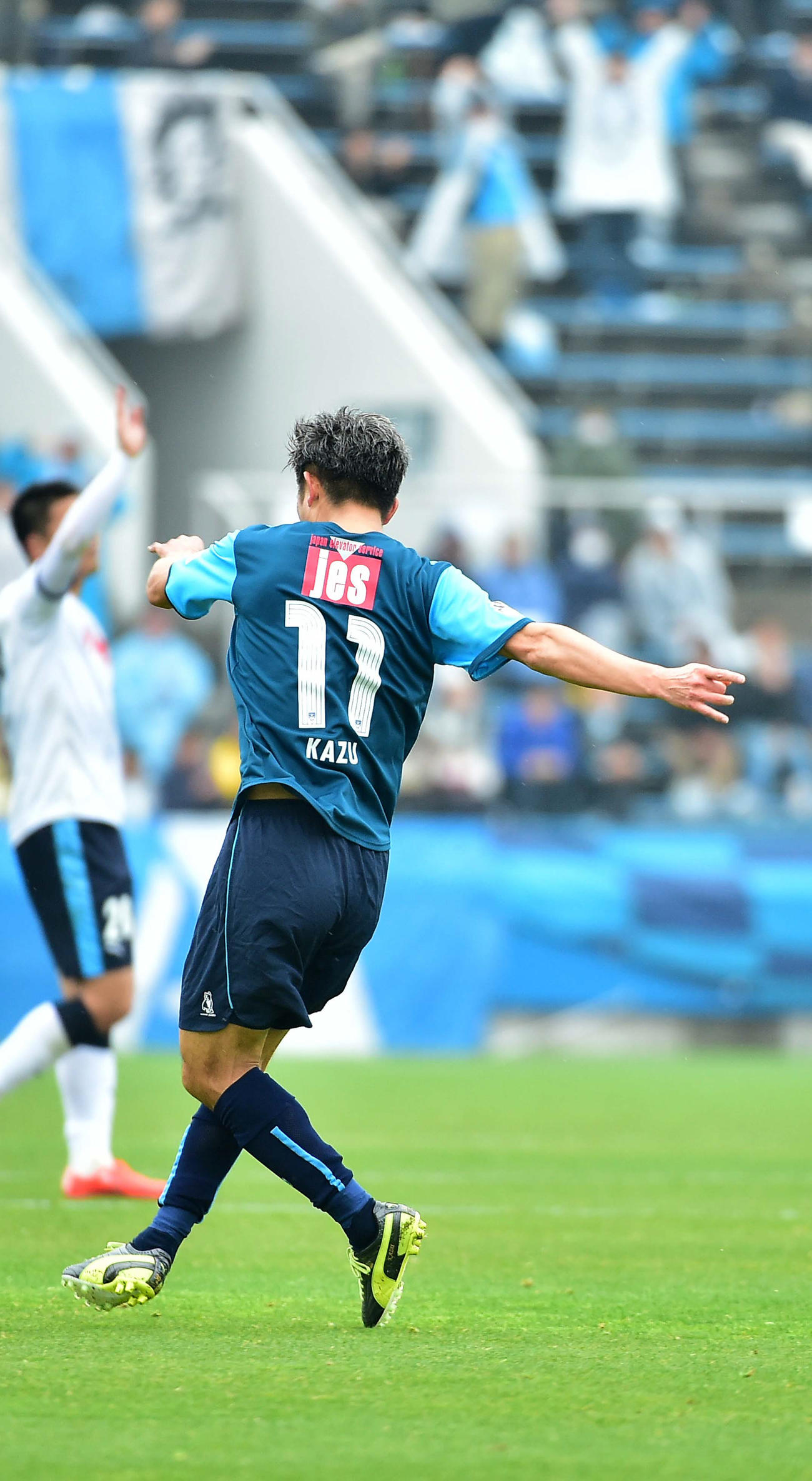 15年4月5日、横浜FC対磐田　前半、横浜FCのFWカズ（三浦知良）は先制ゴールを奪いカズダンスを披露する