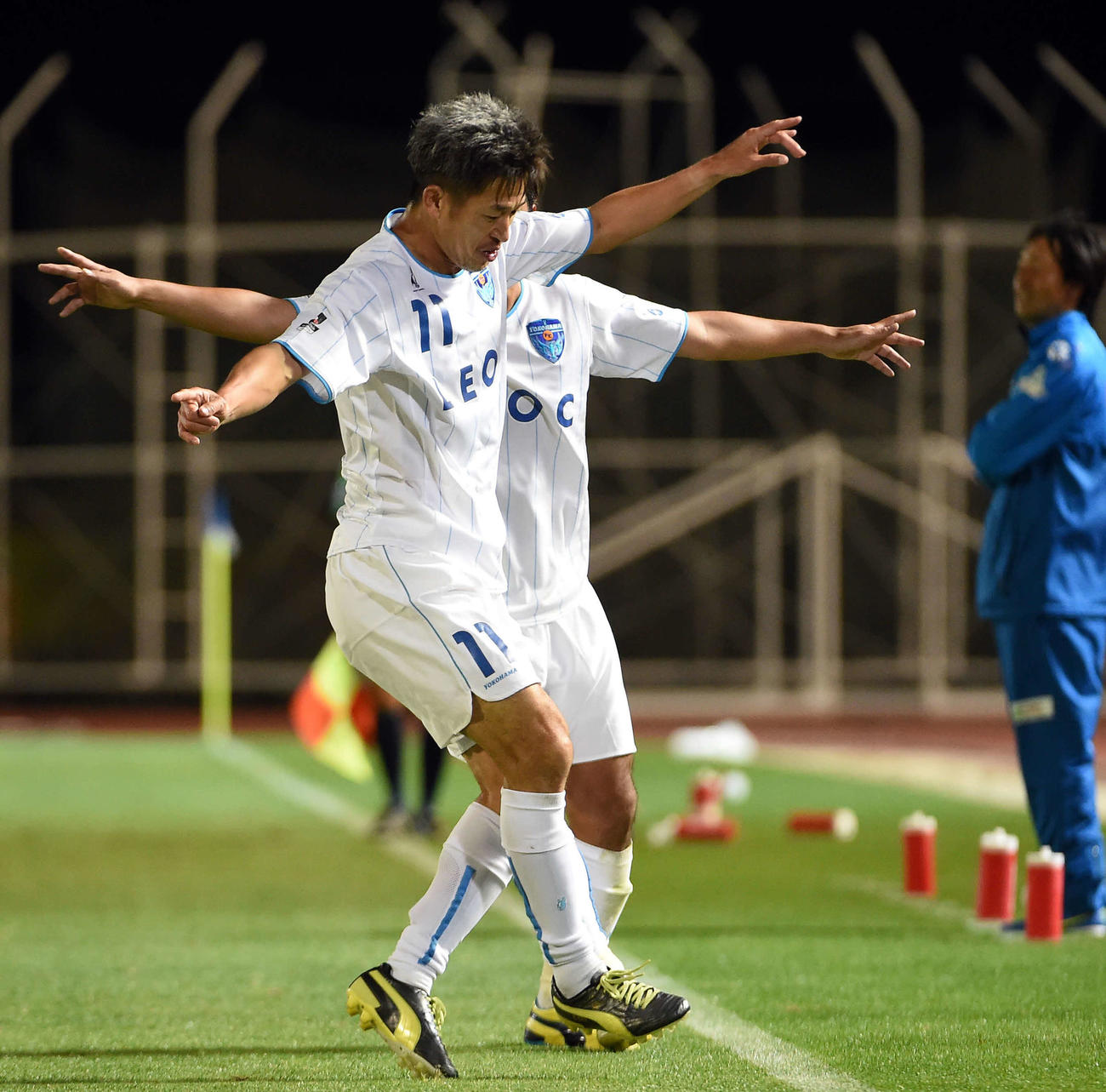 15年6月28日、水戸対横浜FC　後半終了間際、ゴールを決めた横浜FC・FWカズ（三浦知良＝手前）は、ダンスを披露