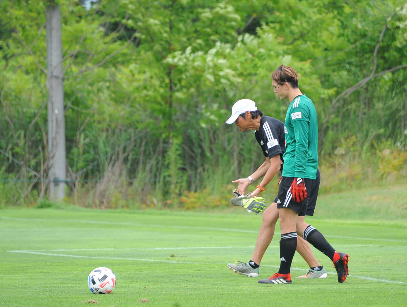 石末GKコーチの助言を聞く藤田（撮影・小林忠）