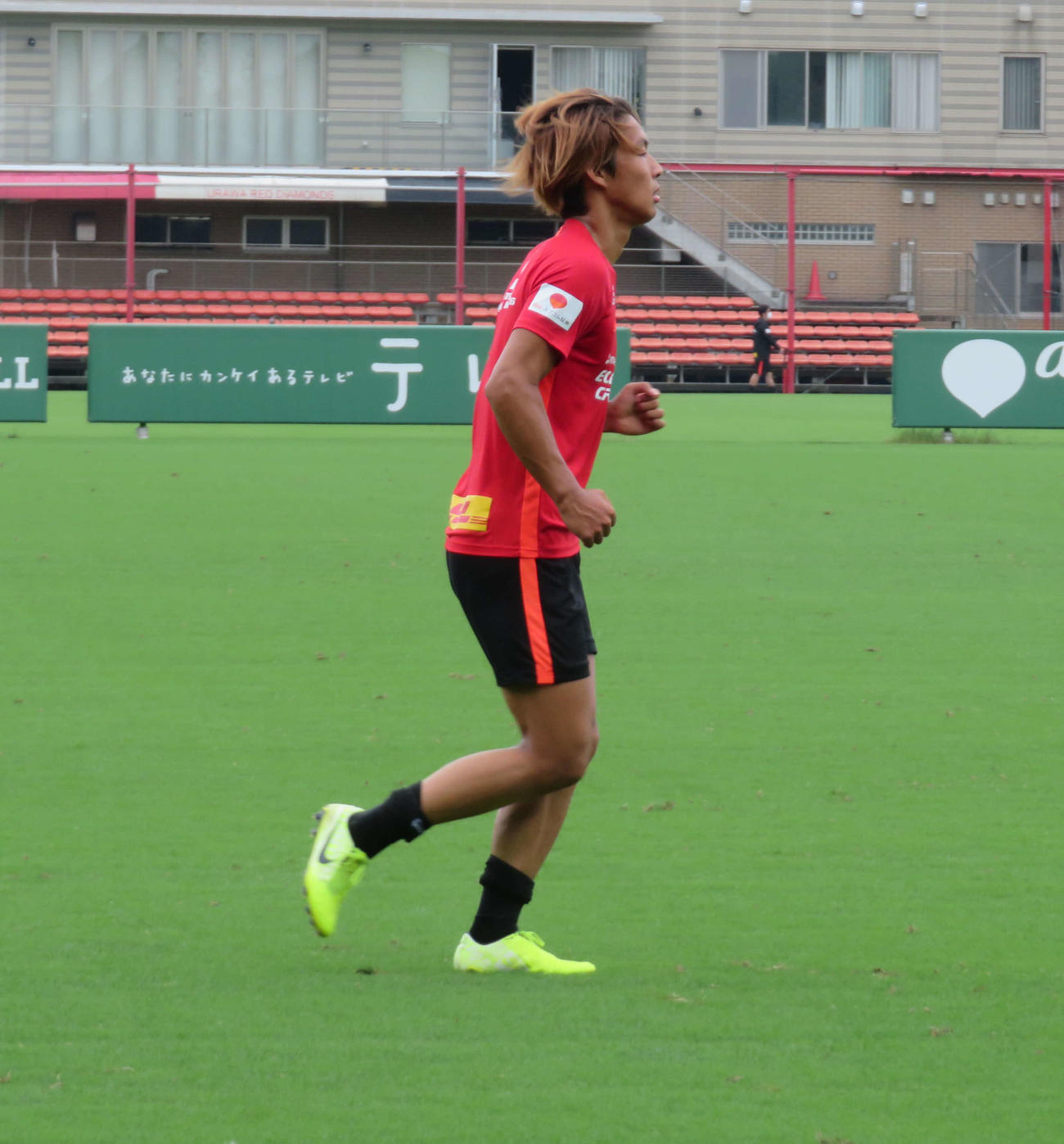公式戦中断期間中に金髪ヘアにした浦和のルーキーMF武田は黙々とランニング