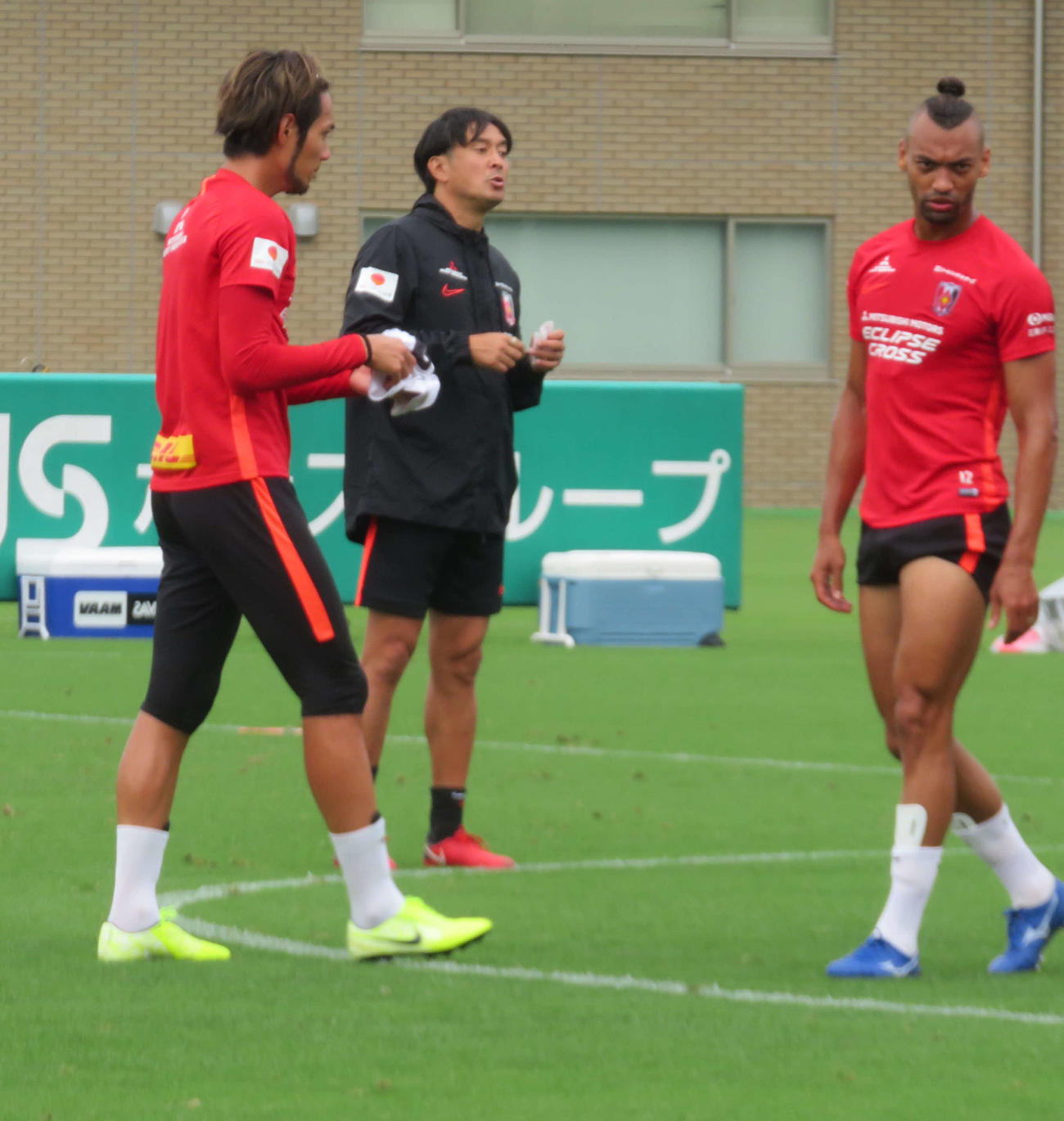 練習メニューの指示を出す浦和の大槻監督（左から2番目）