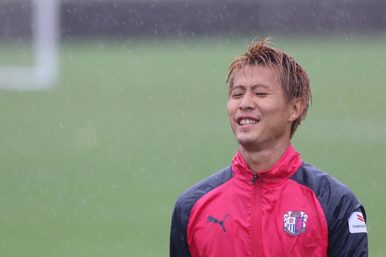 雨中の練習でも笑顔のC大阪FW柿谷（C）CEREZO　OSAKA