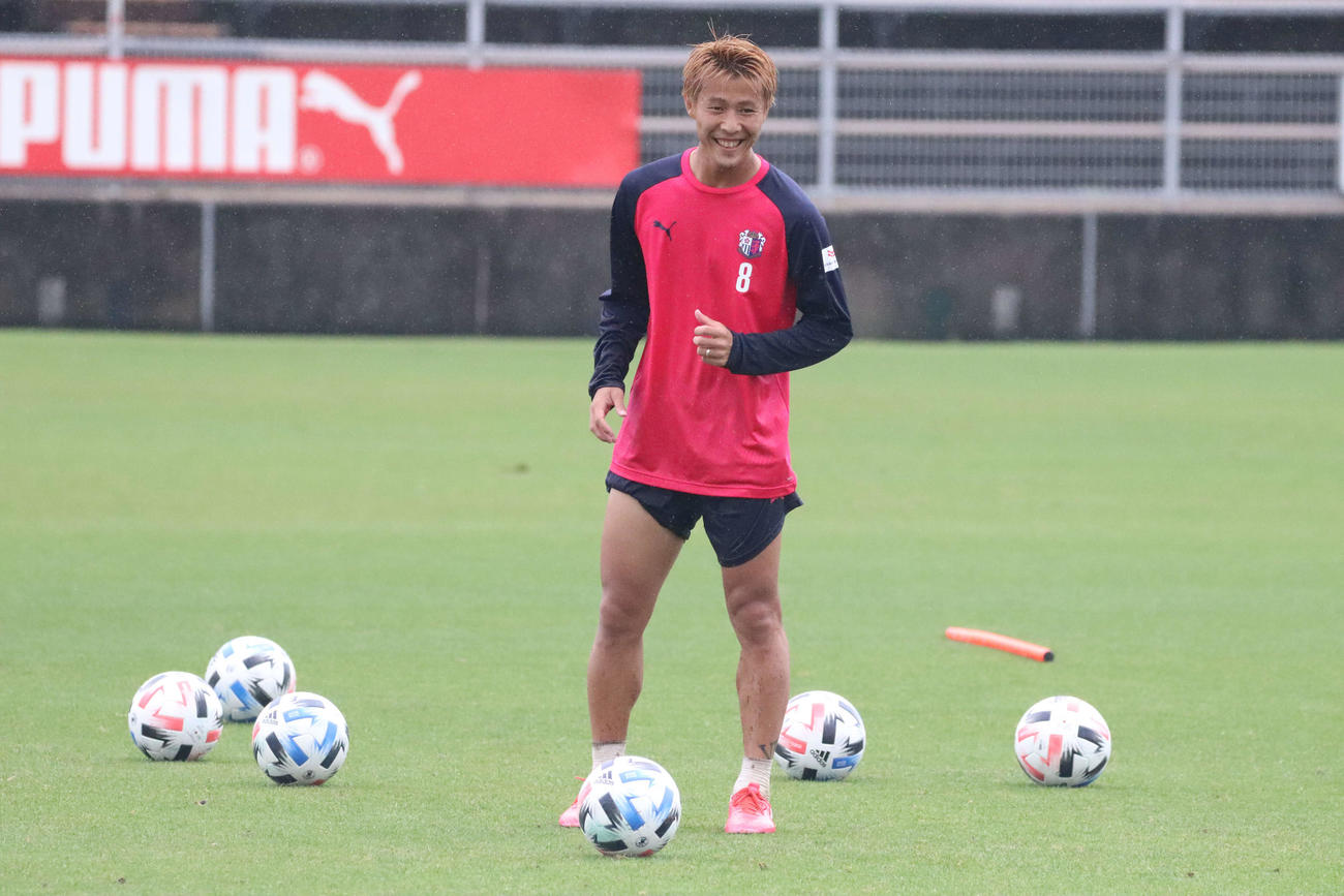 雨の中、笑顔で練習に臨むC大阪FW柿谷（C）CEREZO　OSAKA