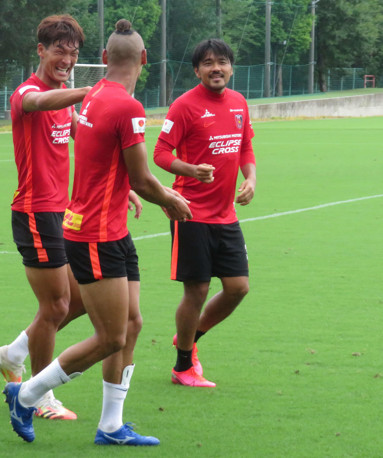DF槙野（左端）、FWファブリシオ（同2番目）と談笑しながらダウンウォーキングする浦和FW興梠