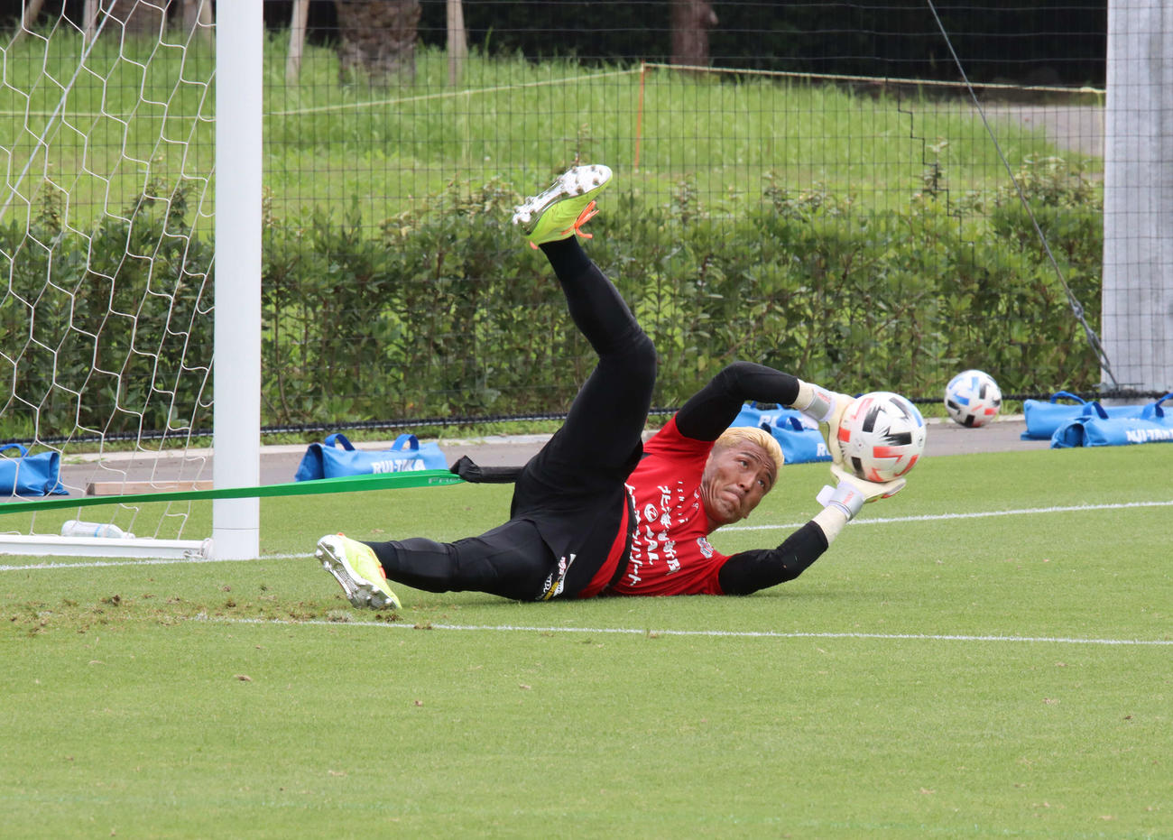 セービング練習に励む札幌GK菅野（撮影・保坂果那）