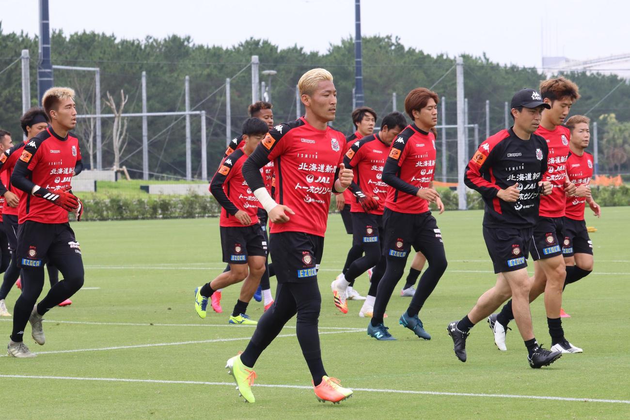 ランニングする札幌GK菅野（中央）（撮影・保坂果那）