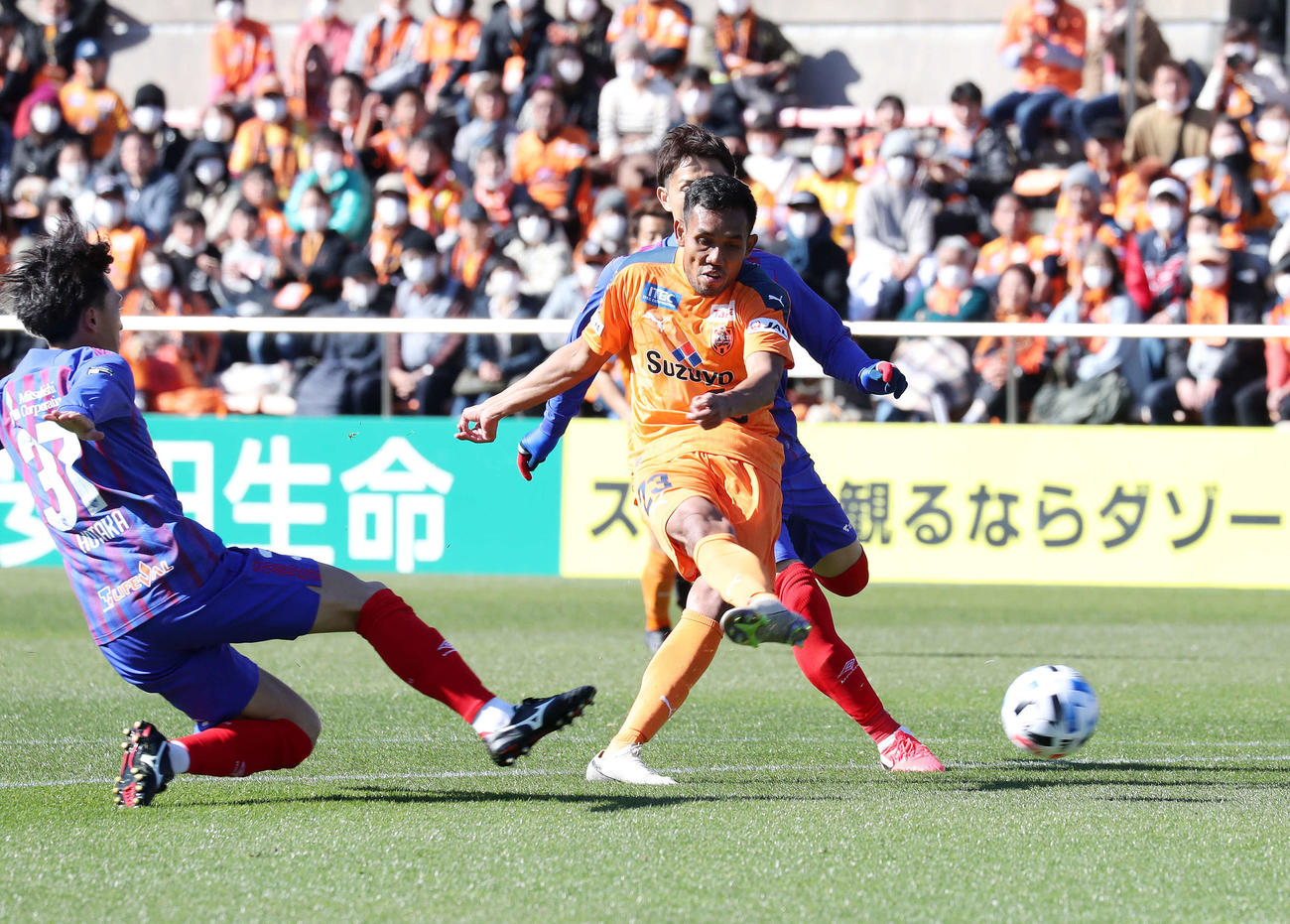シュートを決める清水FWティーラシン（20年2月23日撮影）