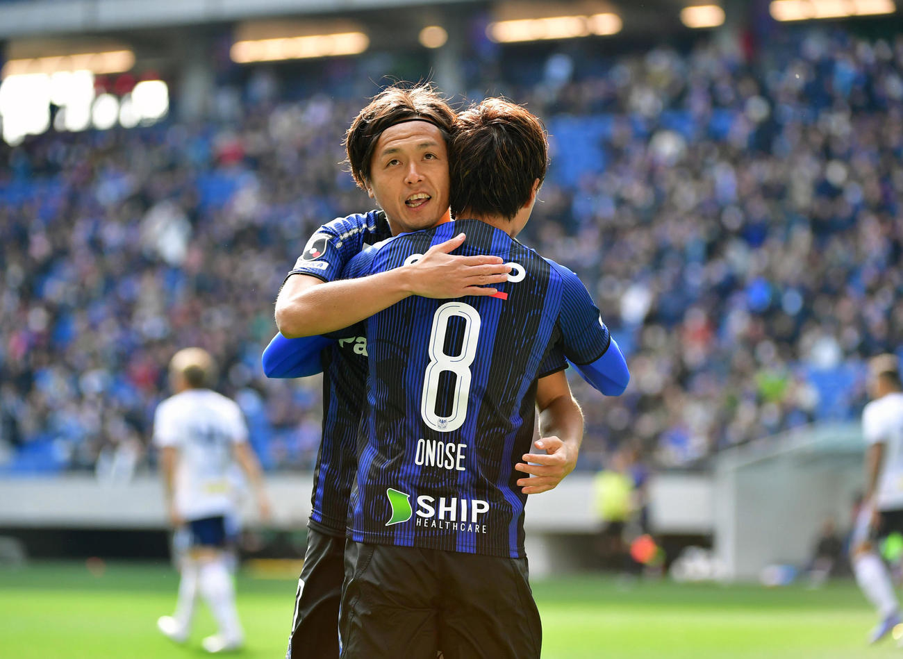 先制ゴールを決めたMF小野瀬（手前）を祝福するMF遠藤保仁（19年2月23日撮影）