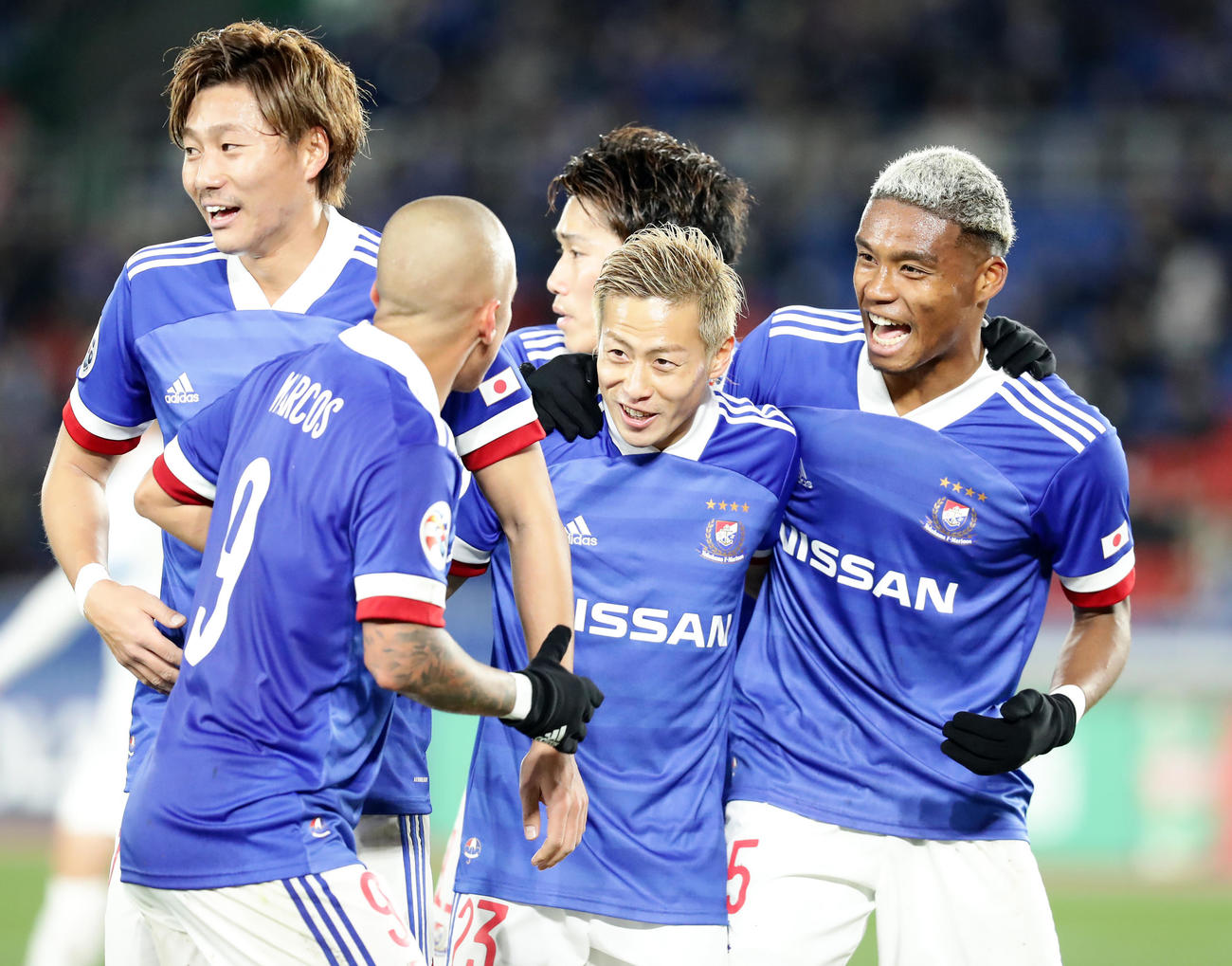 ゴールを決める横浜FW仲川輝人（中央）（20年2月19日撮影）