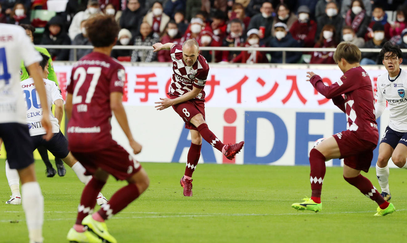 シュートを放つ神戸イニエスタ（20年2月23日撮影）