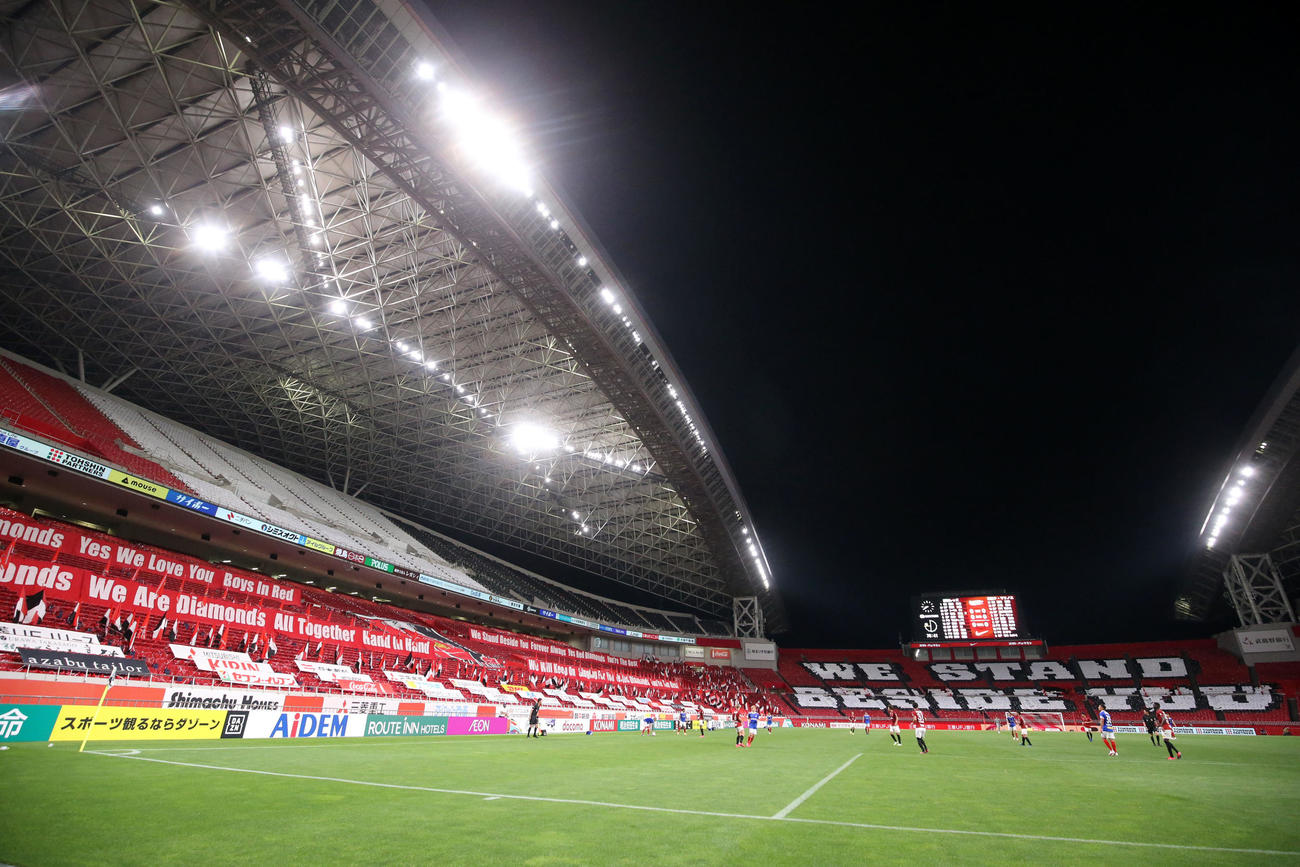 浦和対横浜　無観客での再開となった埼玉スタジアムでは、赤、白、黒のビニールをシートにかけ文字を作り、様々な旗を掲げた（撮影・浅見桂子）