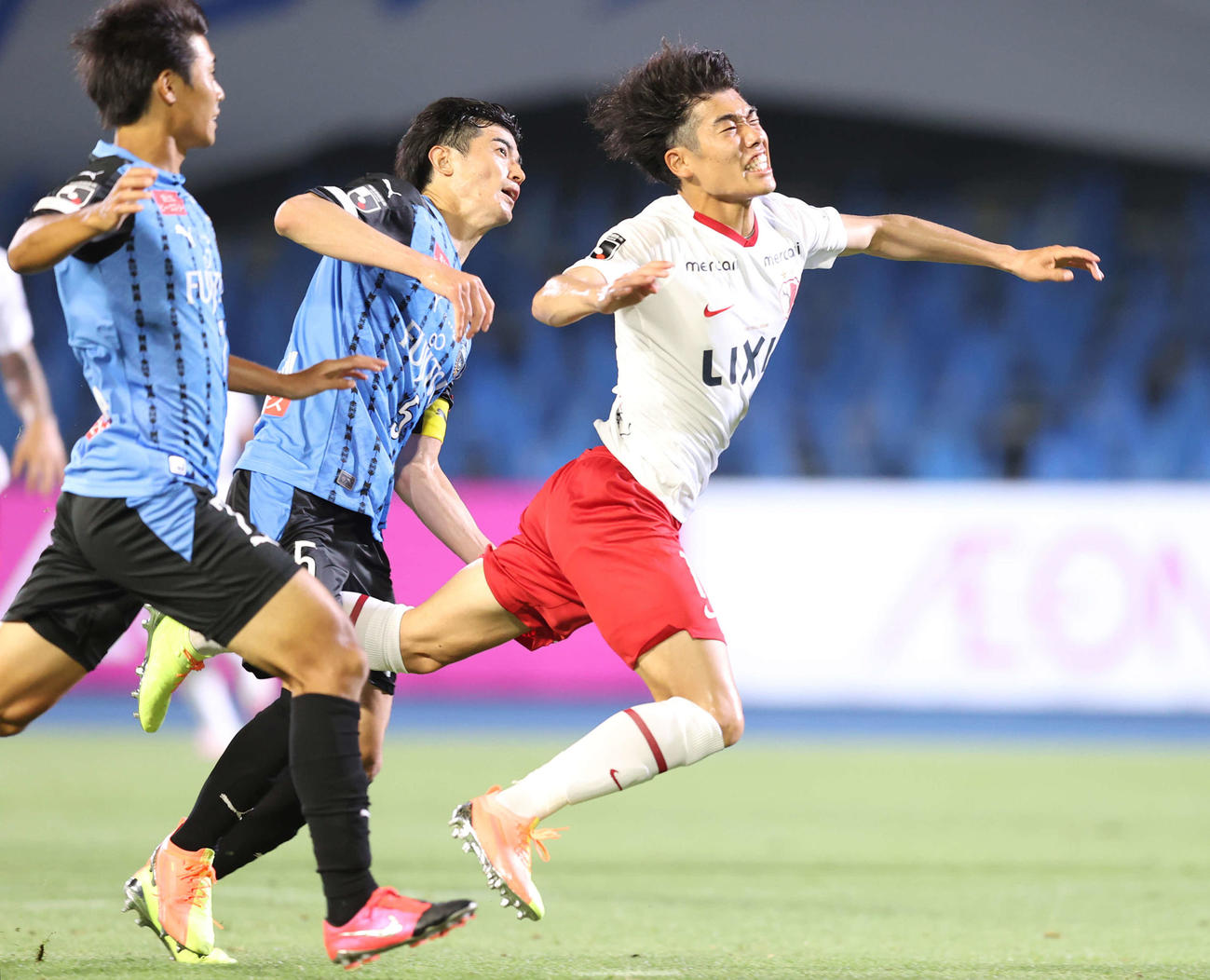 川崎F対鹿島　後半、鹿島FW染野（右）はペナルティエリアで倒れるもファウルならず。中央は川崎F・DF谷口（撮影・河野匠）