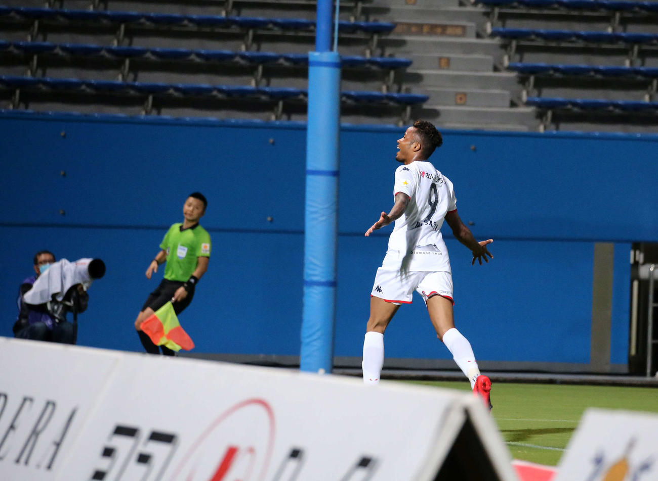 横浜FC対札幌　後半、この日、自身2点目のゴールを決め喜ぶ札幌FW鈴木（撮影・江口和貴）