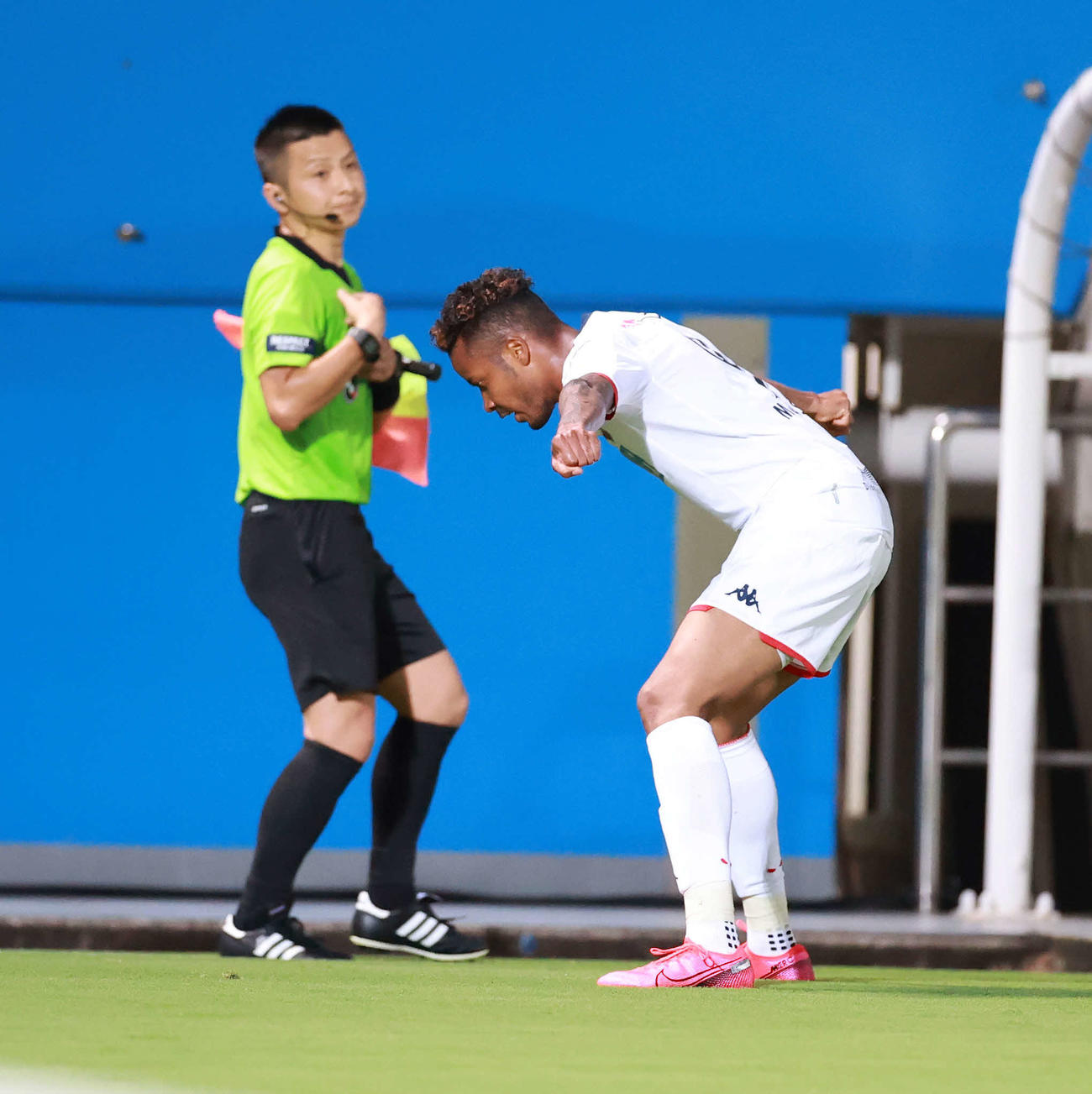 横浜FC対札幌　後半、この日、自身2点目のゴールを決めポーズを決める札幌FW鈴木（撮影・江口和貴）
